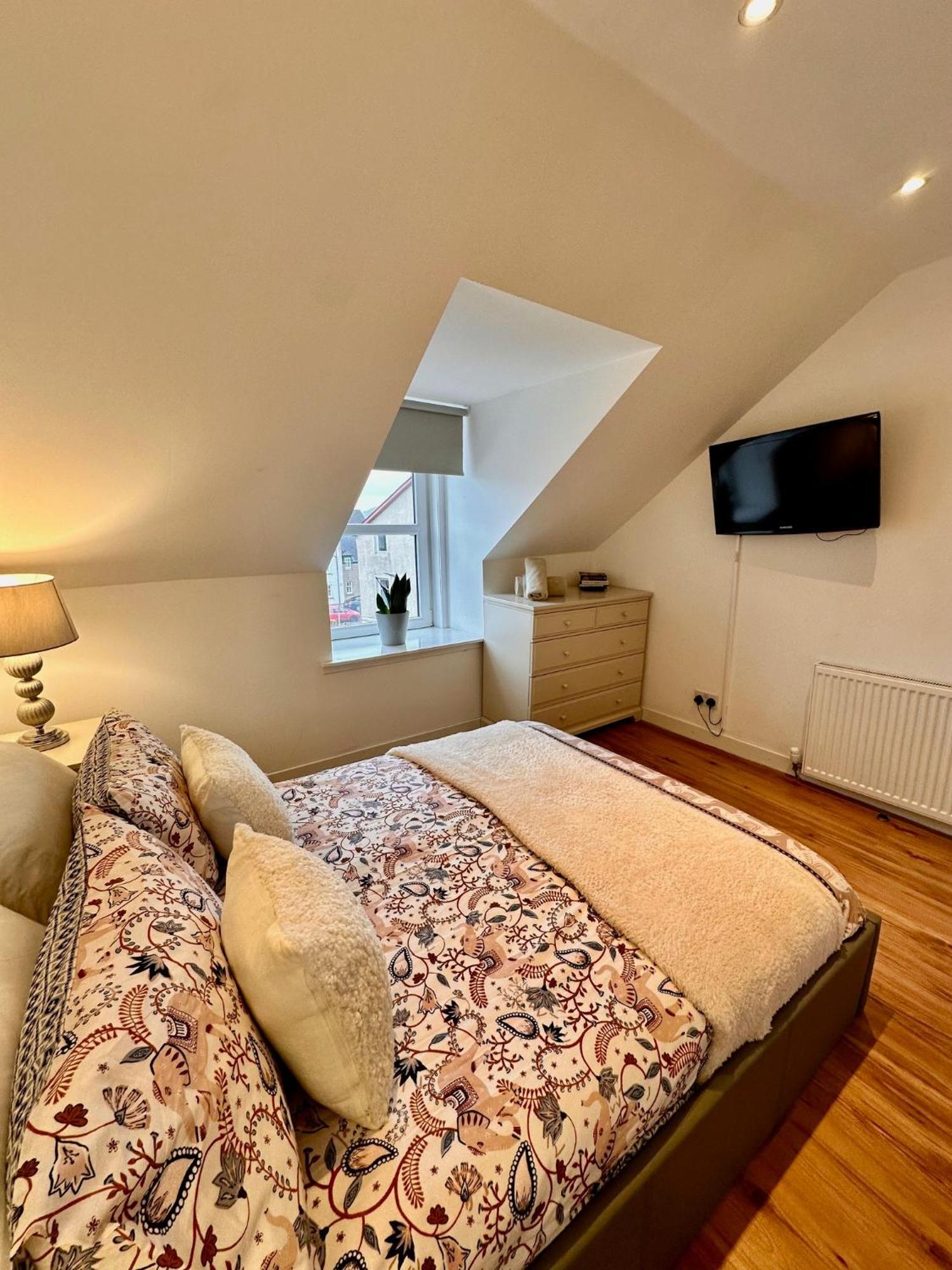 3-Bedroom Flat In The City Centre Next To The River Ness Inverness Exteriör bild